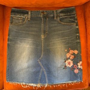 NWOT Seven7 jean skirt, size 12, floral embroidery